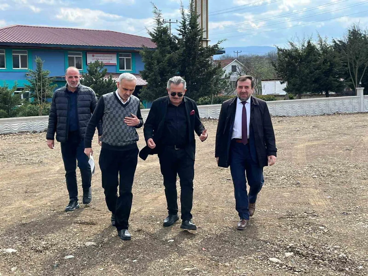 DÜZCE'NİN CUMAYERİ İLÇESİ BELEDİYE BAŞKANI MUSTAFA KOLOĞLU, İLÇEDE YAPIMI DEVAM EDEN 80 YATAKLI...