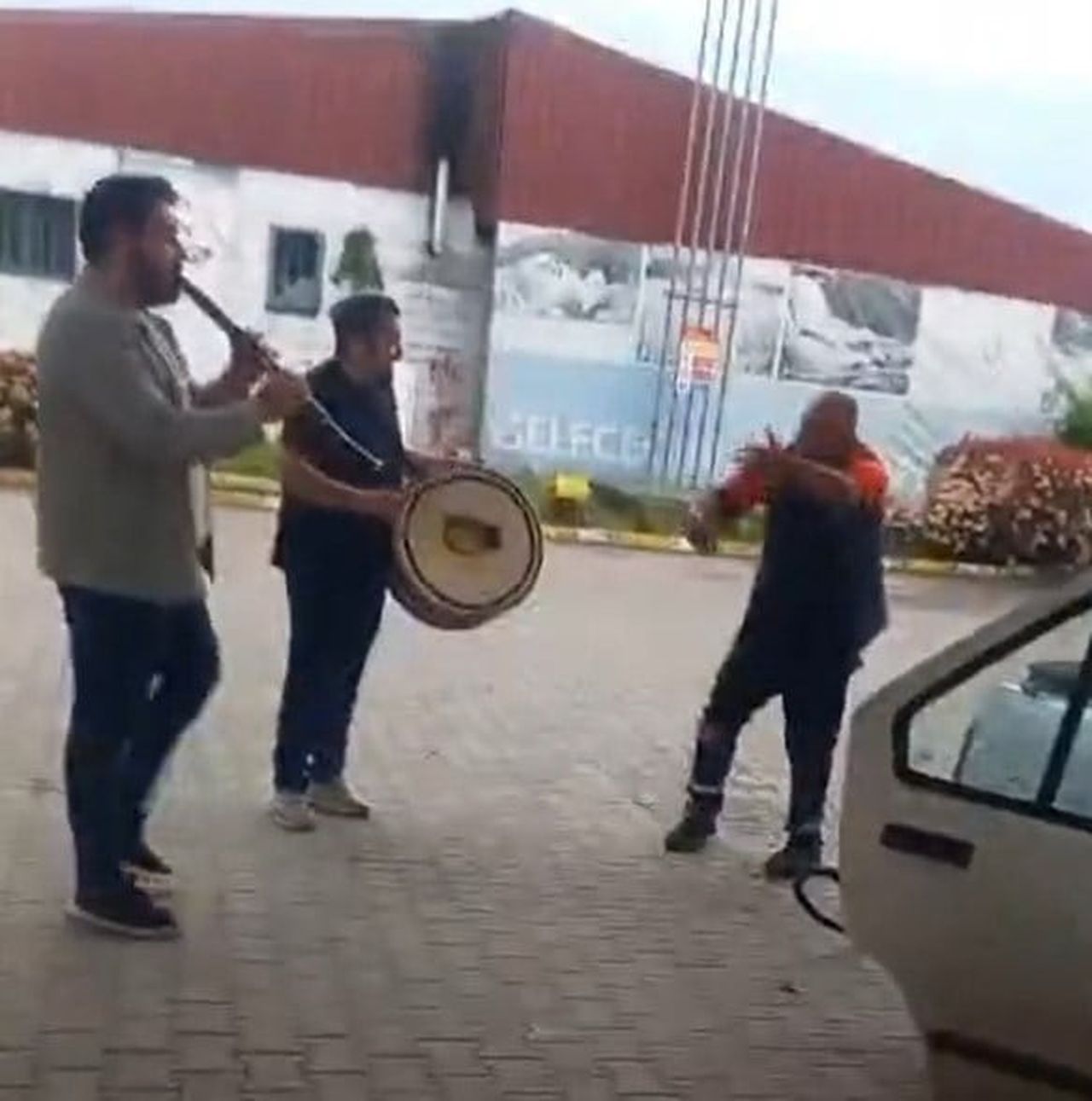 DÜZCE’DE ARAÇLARINA YAKIT ALMAK İÇİN AKARYAKIT İSTASYONUNA GİREN KLARNETÇİ VE DAVULCU, YAKIT...