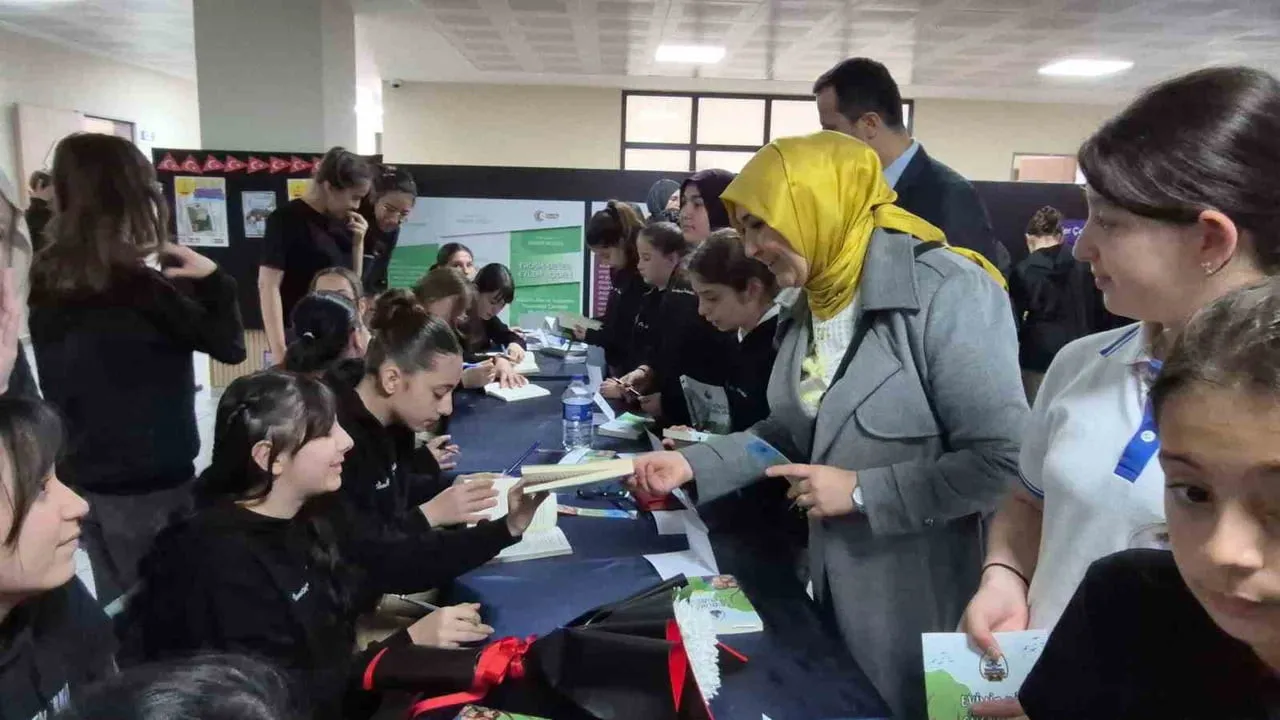 DÜZCE’DE İSMETPAŞA ORTAOKULU ÖĞRENCİLERİNİN YAZDIĞI KİTAP İMZA GÜNÜNDE ÖĞRENCİ VE VELİLERLE...