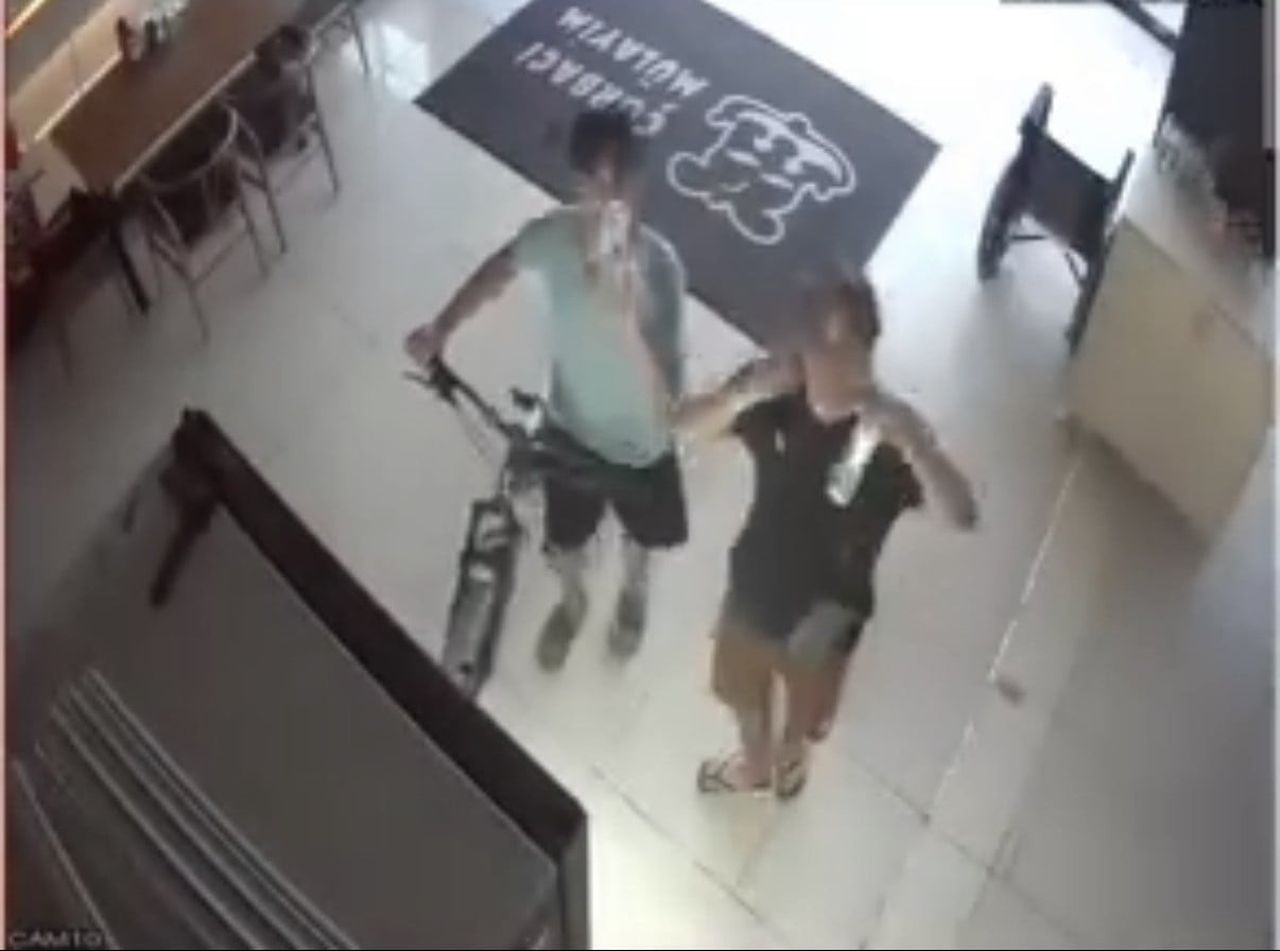 DÜZCE’DE KİMSENİN GÖRMEDİĞİNİ DÜŞÜNDÜKLERİ ANDA BİLE DOĞRU OLANI YAPAN İKİ ÇOCUK, KASAYA...