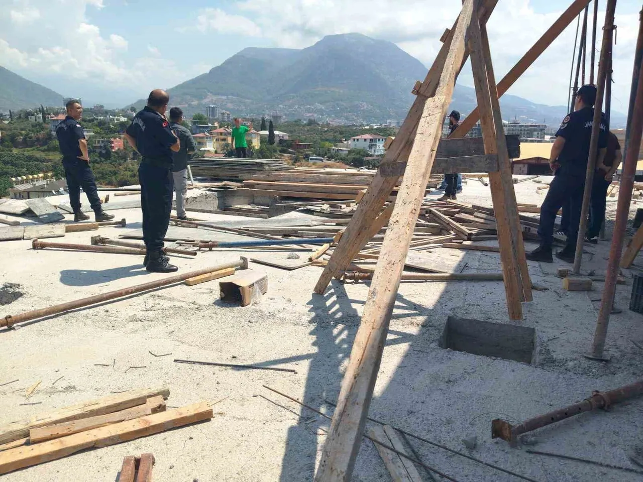ANTALYA’NIN ALANYA İLÇESİNDE BİR ŞAHIS, EVİNDE EŞİNİ VE KAYINVALİDESİNİ BIÇAKLA YARALADIKTAN SONRA...