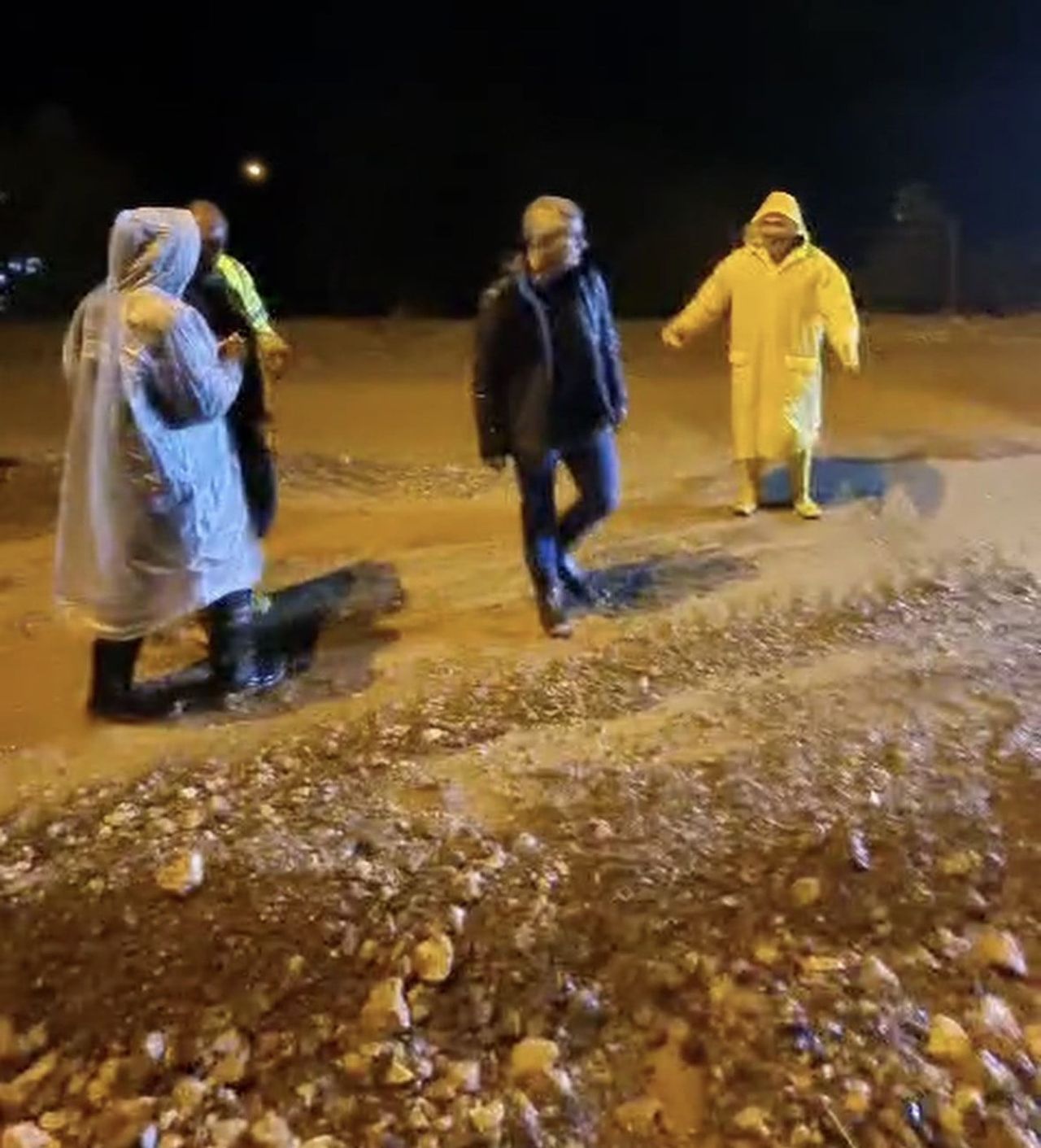 ADIYAMAN’IN TUT İLÇESİNDE ŞİDDETLİ YAĞIŞ SONRASI İLÇEDE SEL SULARI YOLLARI GÖLETE...