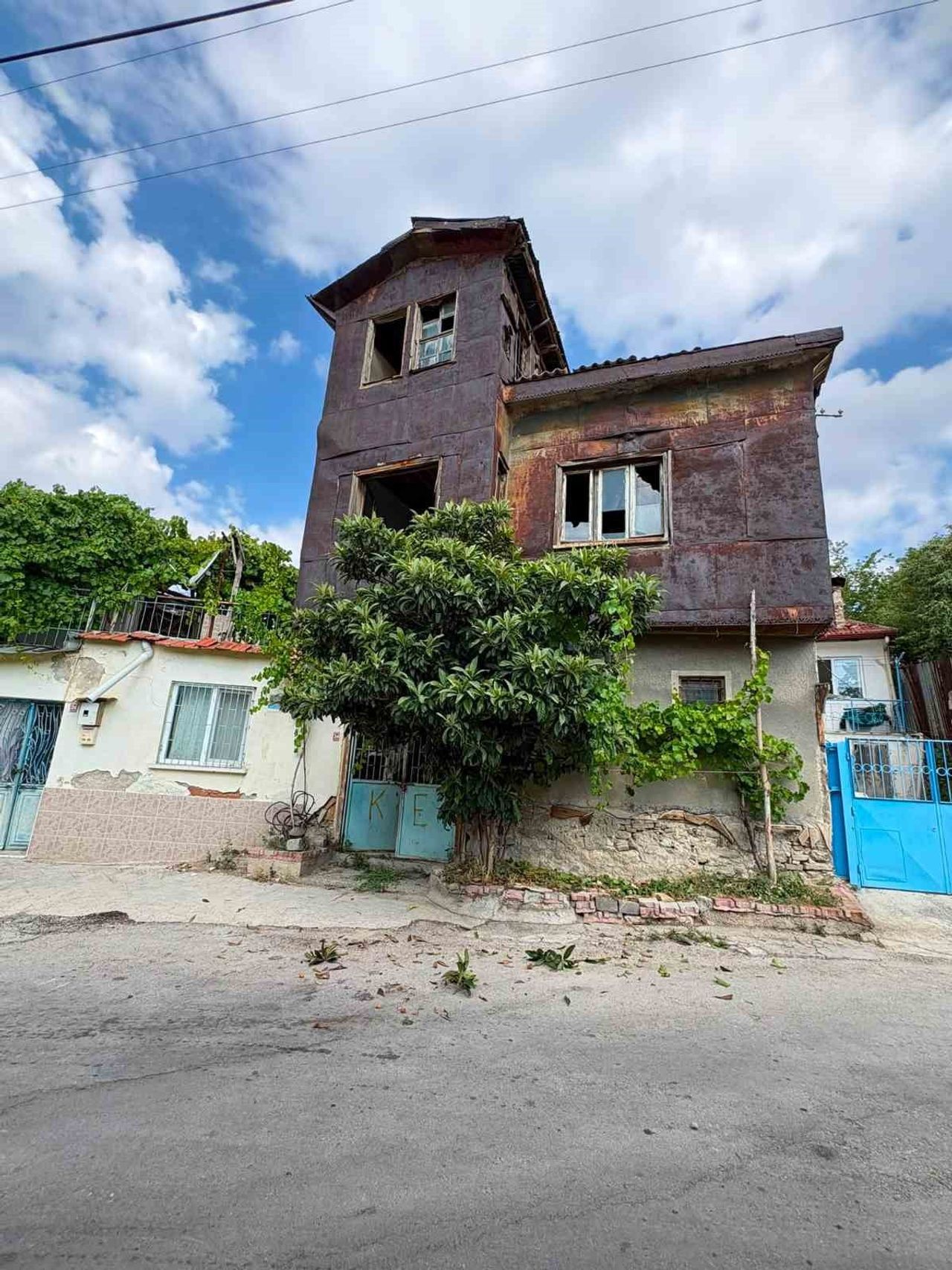 BURDUR'DA CAN VE MAL GÜVENLİĞİNİ TEHDİT ETTİĞİ BELİRLENEN BİNA, GEREKLİ YASAL İŞLEMLERİN...
