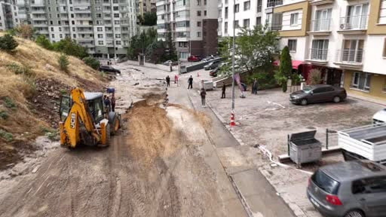 Ankara'da sel sonrası yol yarıldı, hasarın boyutu gün ağarınca ortaya çıktı