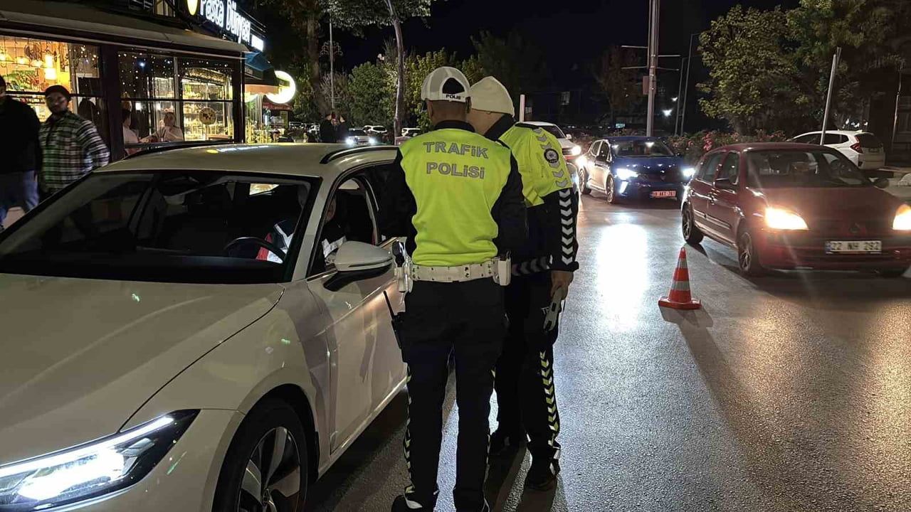 EDİRNE’DE TRAFİK DENETİMİNDE EHLİYETİNİN SÜRESİNİN DOLDUĞUNU ÖĞRENEN SÜRÜCÜ: "GÜZEL BİR DOĞUM GÜNÜ...