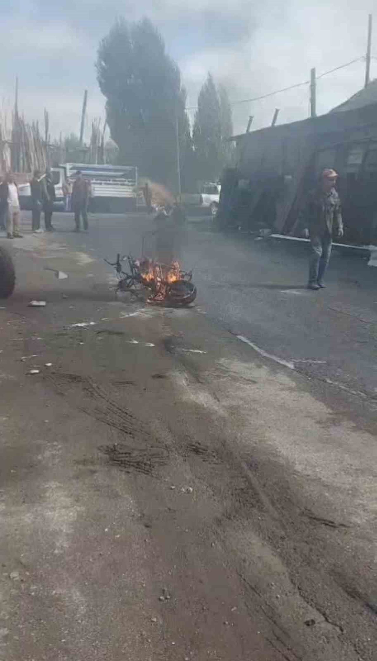 BİNGÖL’DE KAYNAK YAPILIRKEN ALEV ALAN MOTOSİKLET KULLANILAMAZ HALE GELDİ