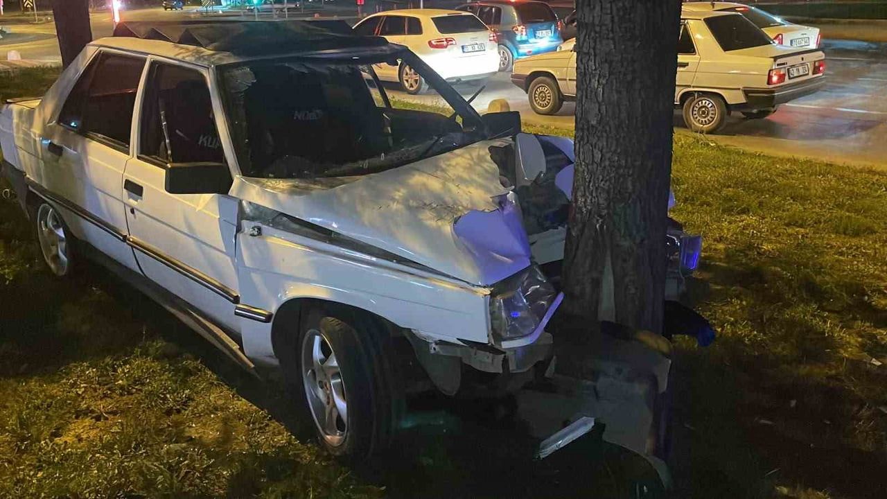 KARAMAN’DA KONTROLDEN ÇIKARAK REFÜJDEKİ AĞACA ÇARPAN OTOMOBİLİN SÜRÜCÜSÜ YARALANDI.