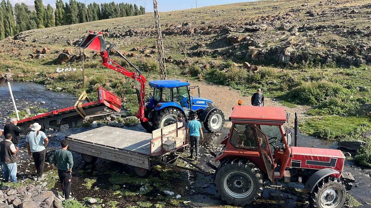 KARS’TA KÖYLÜLER EL ELE VERDİ: TRAKTÖR RÖMORKUNU 4 SAATTE DEREDEN ÇIKARDILAR(SERDAR...