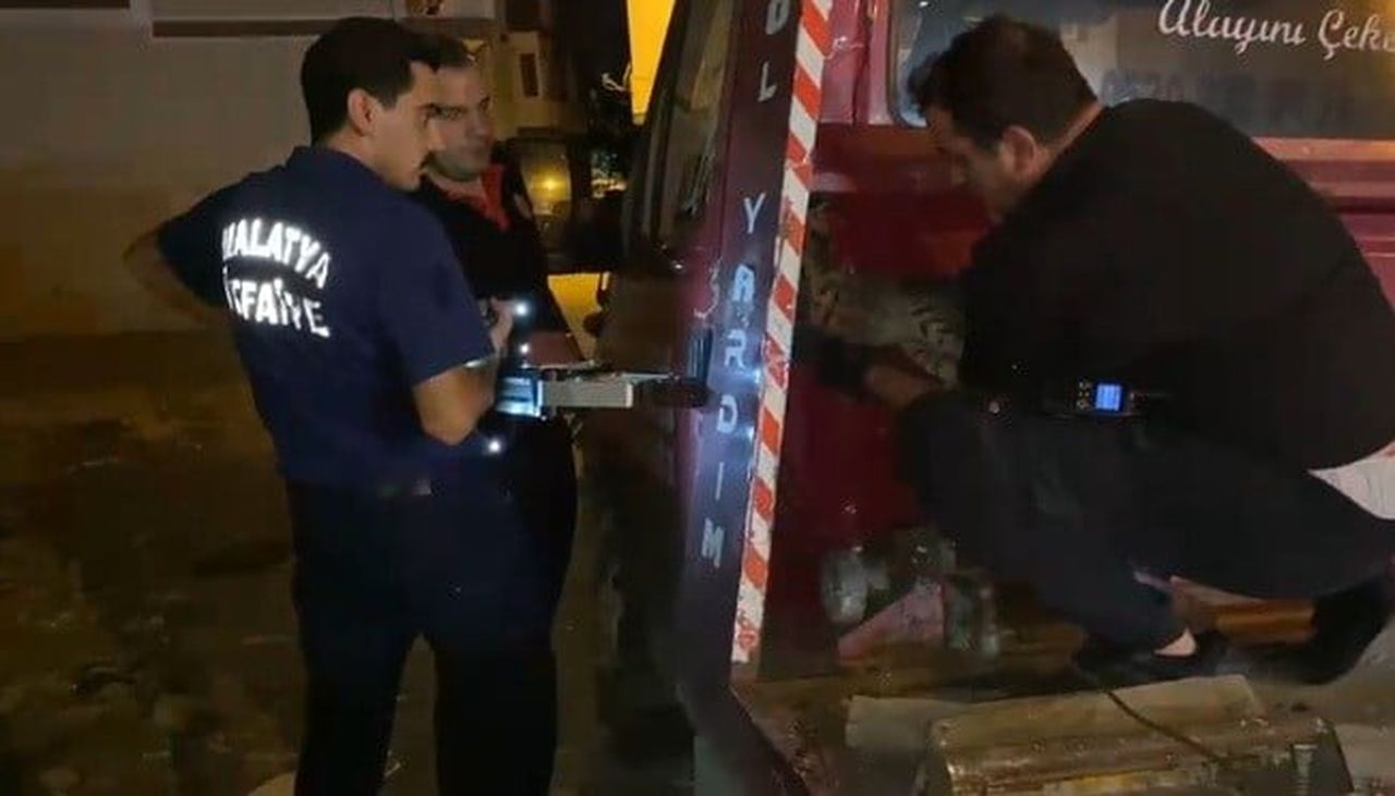 ÇEKİCİNİN KASASINA SIKIŞAN KEDİYİ İTFAİYE KURTARDI