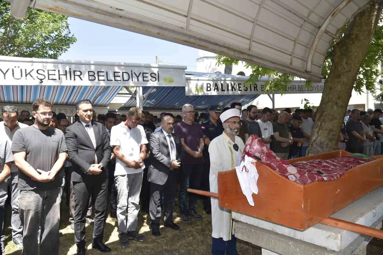 SERRA UYAN İÇİN SELİMAĞA MAHALLESİ CAMİİ’NDE CENAZE NAMAZI KILINDI