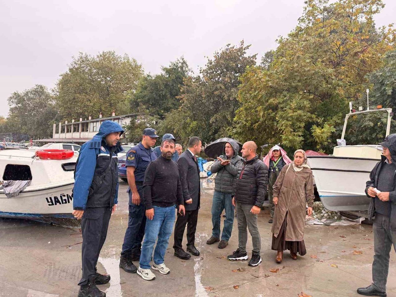 DÜZCE’NİN AKÇAKOCA İLÇESİNDE ETKİLİ OLAN ŞİDDETLİ YAĞIŞ VE FIRTINANIN ARDINDAN BALIKÇI...