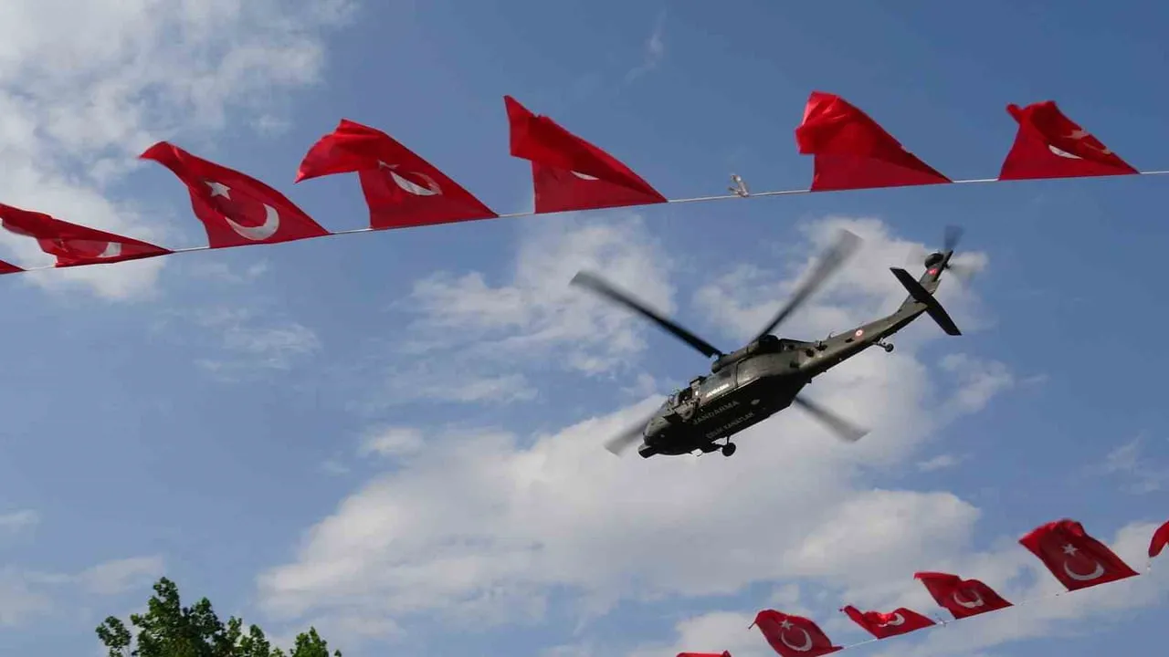 TÜRK BAYRAKLARI ARASINDA GERÇEKLEŞTİRİLEN UÇUŞLAR, PROGRAMA KATILAN VATANDAŞLAR VE PROTOKOL...