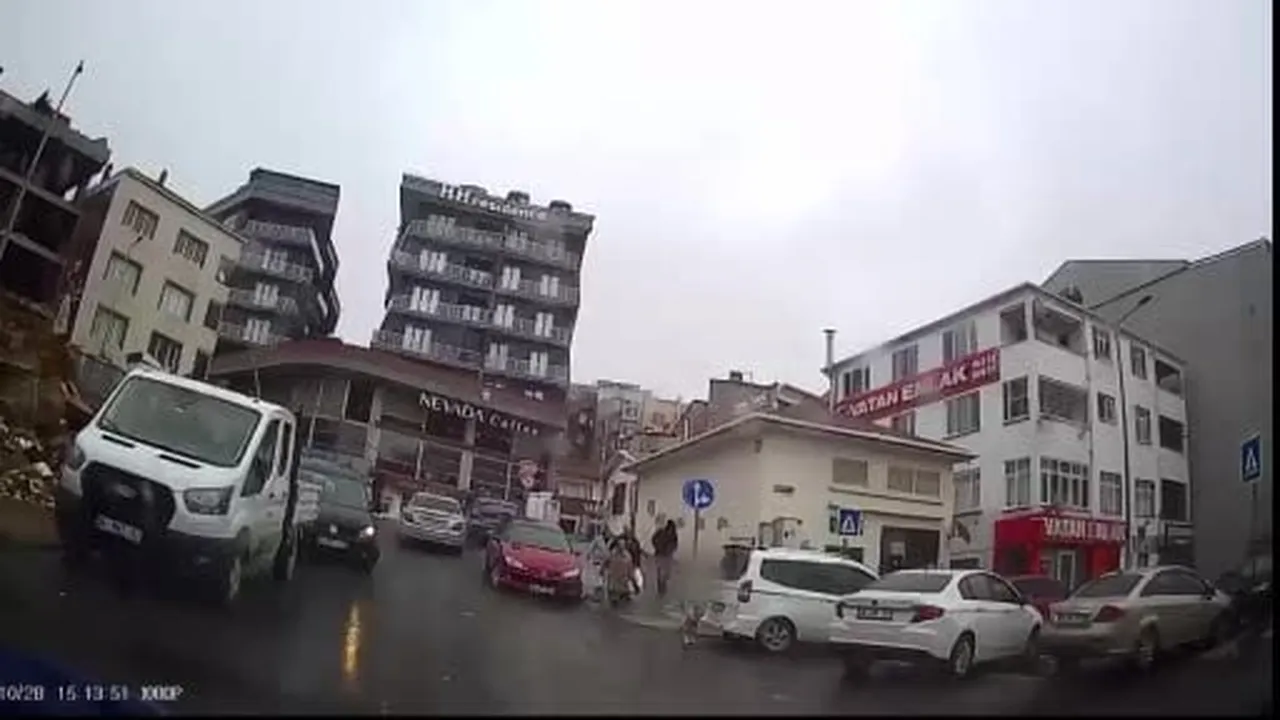 Arnavutköy'de ters yönden gelen otomobilin çarptığı kız çocuğu yaralandı: Kaza anı...