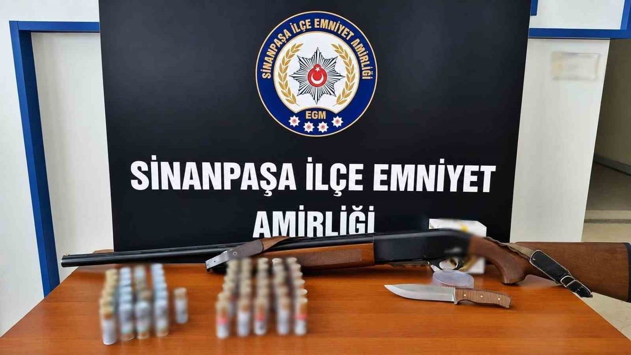 AFYONKARAHİSAR’DA SOSYAL MEDYA ÜZERİNDEN SİLAH VE MÜHİMMAT PAYLAŞIMLARI YAPAN BİR ŞAHIS POLİSİN...