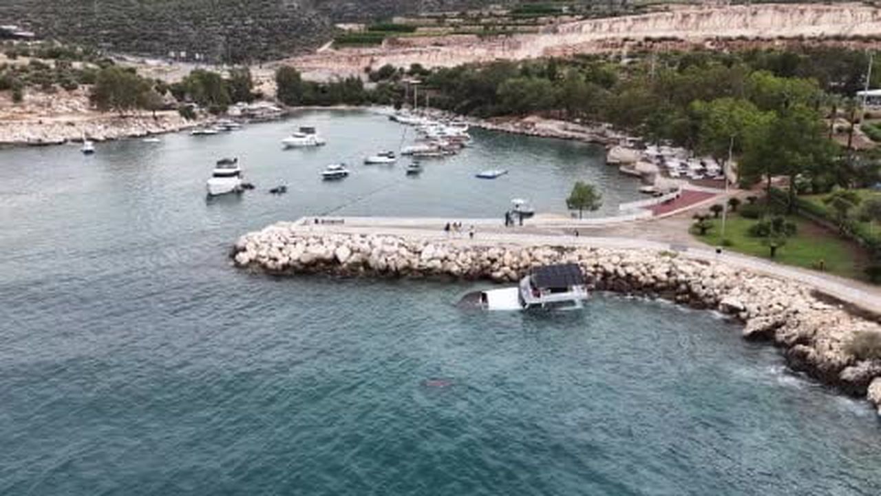Mersin fırtına: Tekne kıyıya vurdu, kısmen battı
