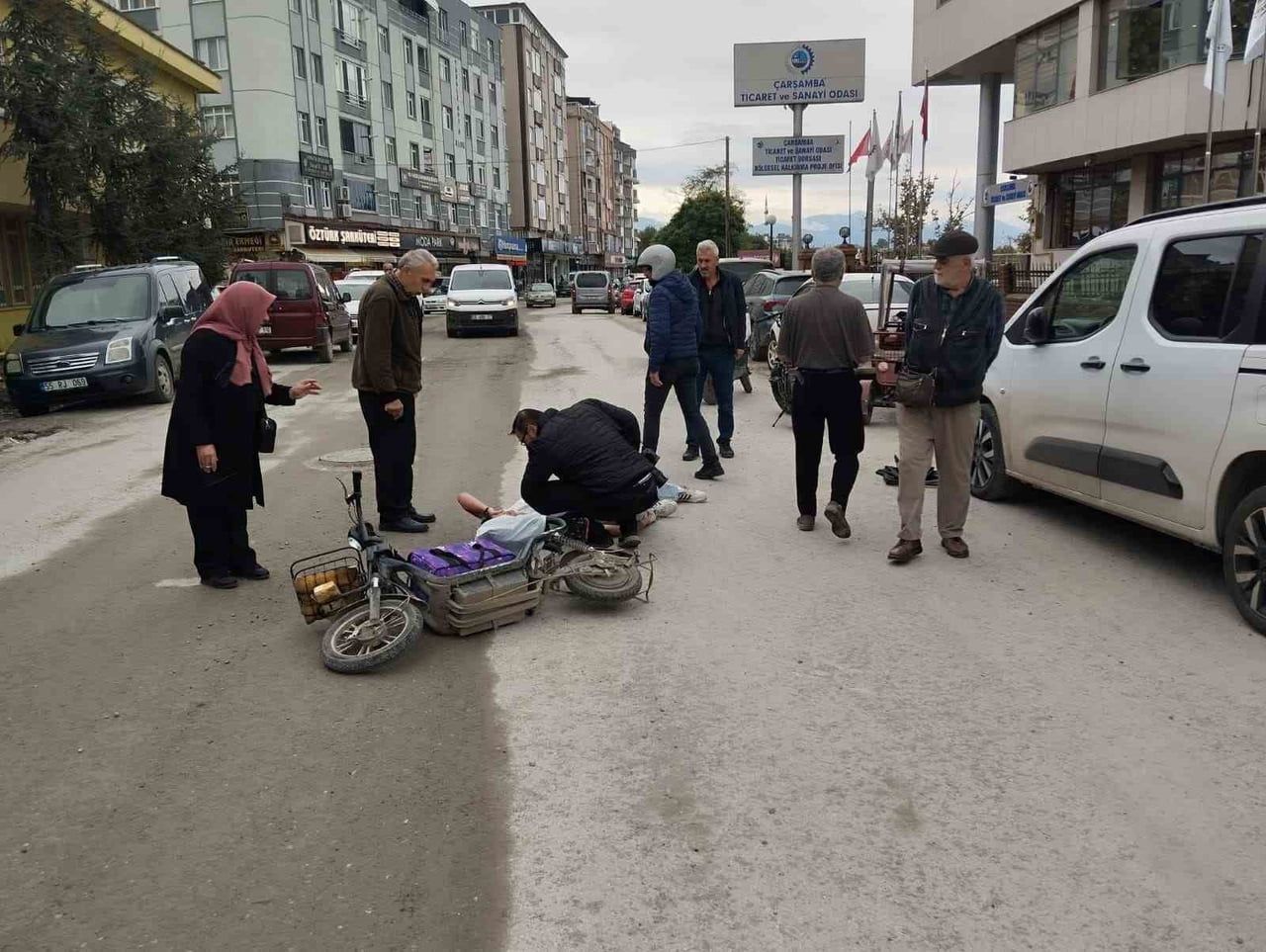 ÇARŞAMBA İLÇESİNDE ELEKTRİKLİ BİSİKLETTEN DÜŞEN 18 YAŞINDAKİ GENÇ YARALANDI.