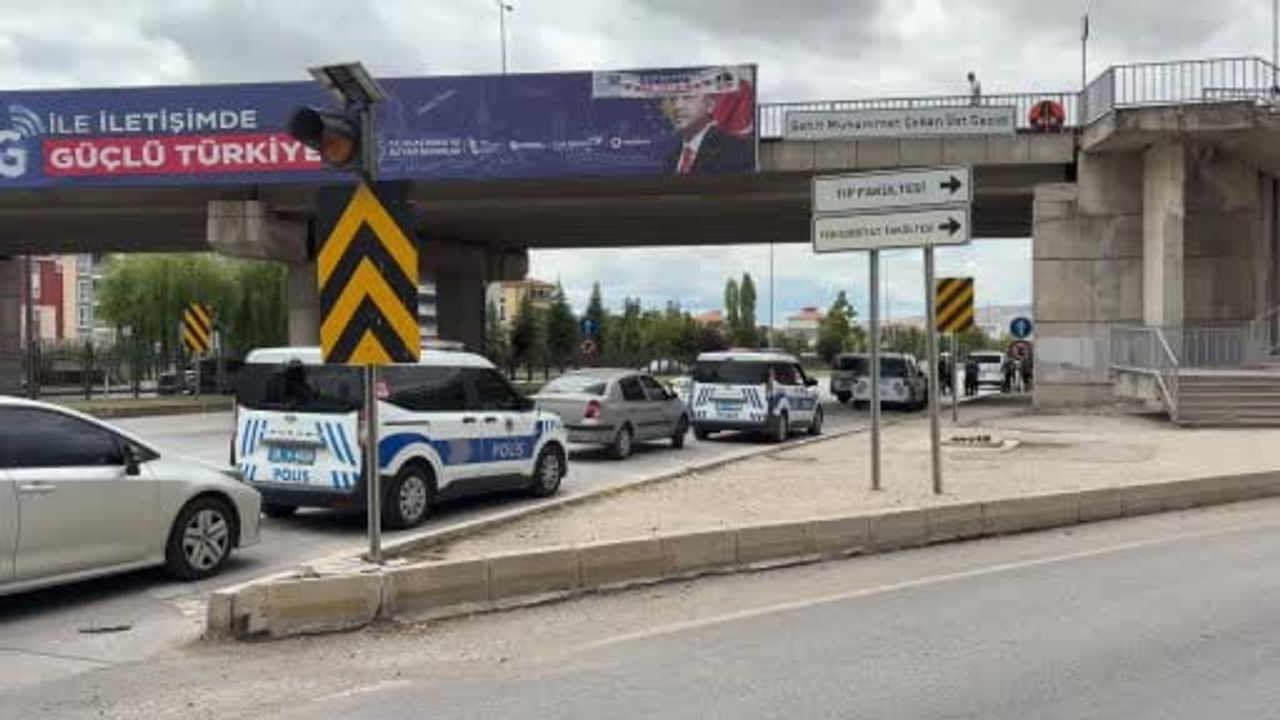 Çorum'da üst geçitten atlayan kadın yaralandı