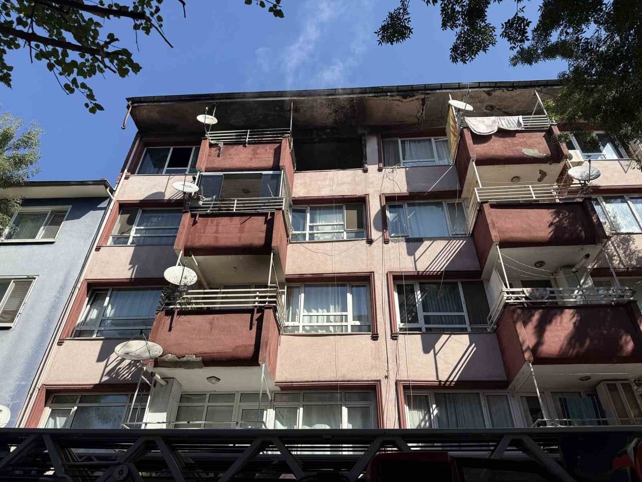 SAKARYA'NIN ADAPAZARI İLÇESİNDE 4 KATLI BİR BİNANIN ÜST KATINDA ÇIKAN YANGIN MAHALLEDE PANİĞE YOL...