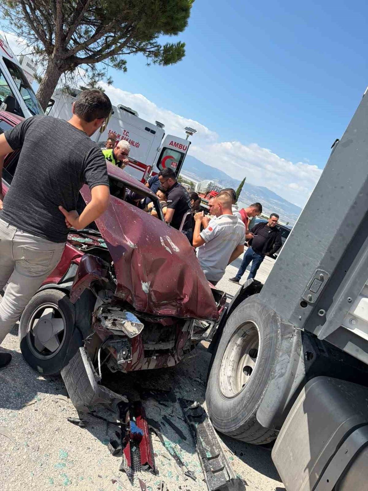 BURDUR'DA OTOMOBİL İLE TIRIN ÇARPIŞMASI SONUCU MEYDANA GELEN TRAFİK KAZASINDA OTOMOBİLDE BULUNAN 2...