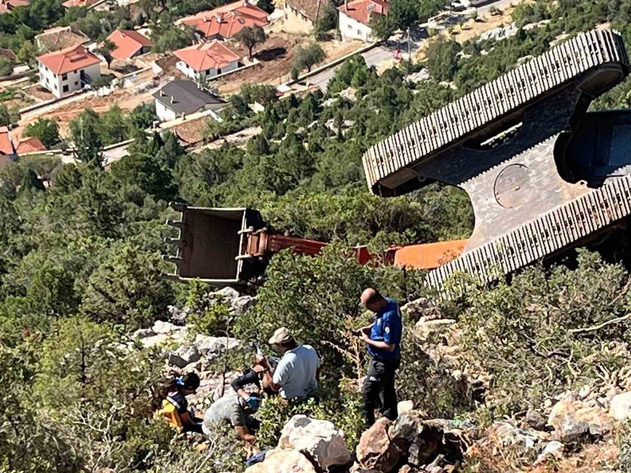 İTFAİYE EKİPLERİNİN ÇALIŞMASIYLA YAKLAŞIK 50 METRE YUKARIYA SEDYEYLE TAŞINAN YARALI OPERATÖR...