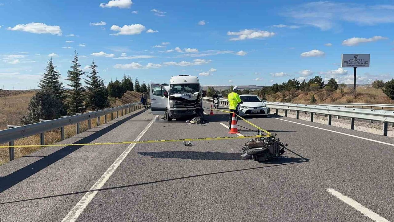 KÜTAHYA’DA MİNİBÜSLE ÇARPIŞAN MOTOSİKLETİN 23 YAŞINDAKİ SÜRÜCÜSÜ HAYATINI KAYBETTİ