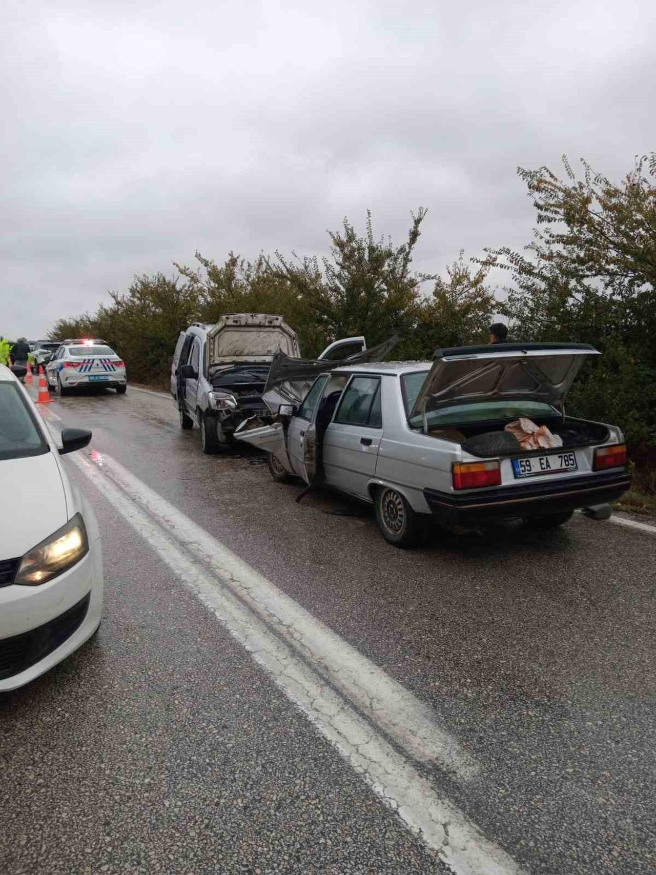 TEKİRDAĞ'IN ŞARKÖY İLÇESİNDE HAFİF TİCARİ ARAÇ İLE OTOMOBİLİN ÇARPIŞTIĞI KAZADA 2'Sİ ÇOCUK 7 KİŞİ...