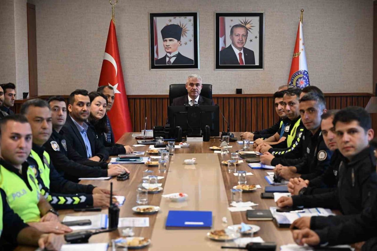 DÜZCE İL EMNİYET MÜDÜRLÜĞÜ’NDE GERÇEKLEŞTİRİLEN GENEL DEĞERLENDİRME TOPLANTISINDA, KENT GENELİNDE...