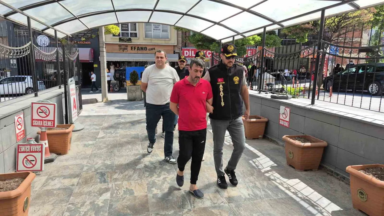 ESKİŞEHİR'DE BİR KİŞİNİN BIÇAKLANARAK ÖLDÜRÜLDÜĞÜ CİNAYET OLAYI İLE İLGİLİ 4 ŞÜPHELİ ADLİYEYE SEVK...