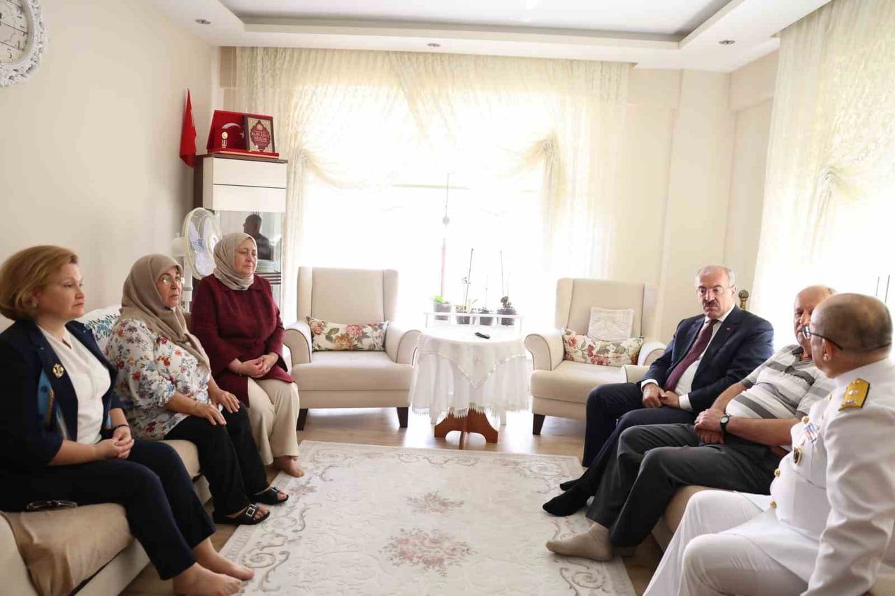 ÇANAKKALE VALİSİ DOÇ. DR. ÖMER TORAMAN VE BERABERİNDEKİLER 19 EYLÜL GAZİLER GÜNÜ’NDE GAZİ ZİYARETİ...