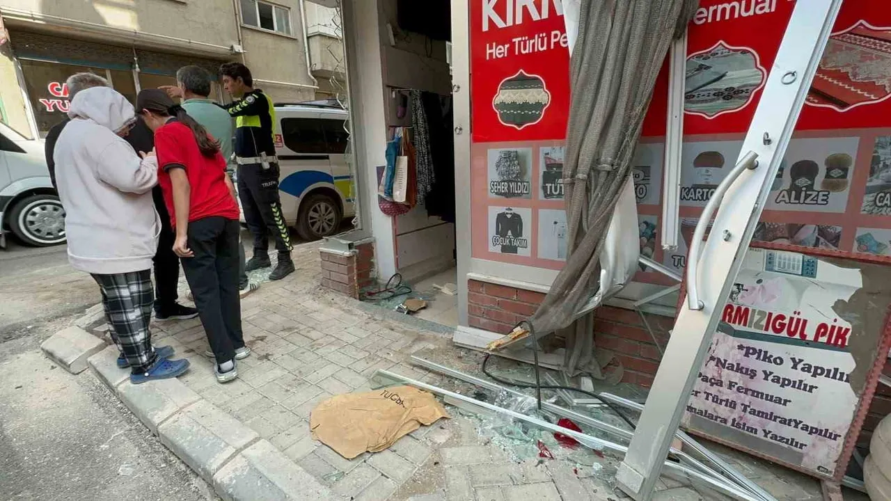 ELAZIĞ'DA ŞEHİR İÇİ YOLCU MİNİBÜSÜ İLE HAFİF TİCARİ TAKSİNİN ÇARPIŞMASI SONUCU MEYDANA GELEN...