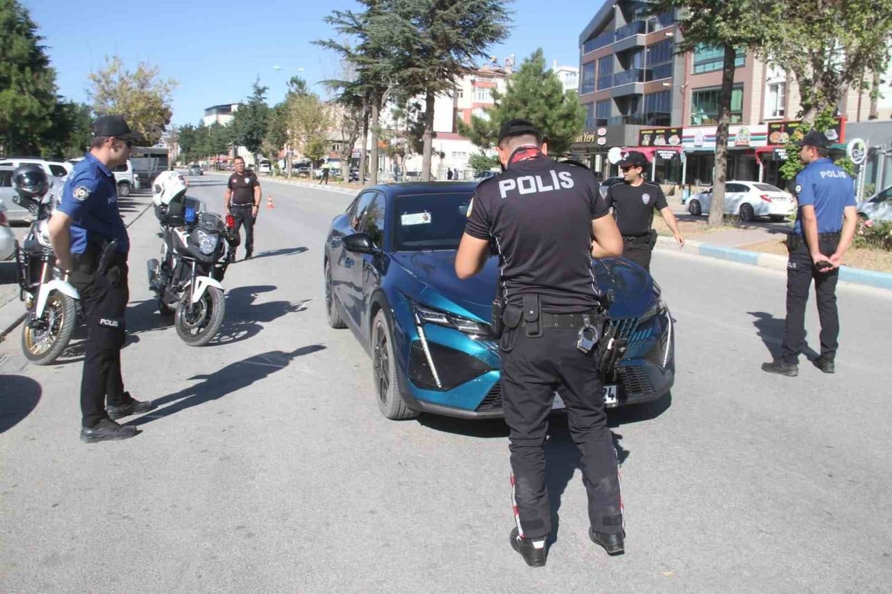 KONYA’NIN BEYŞEHİR İLÇESİNDE GÜVENLİK VE ASAYİŞ UYGULAMALARINDA GÖREV ALAN POLİS EKİPLERİNE YUNUS...