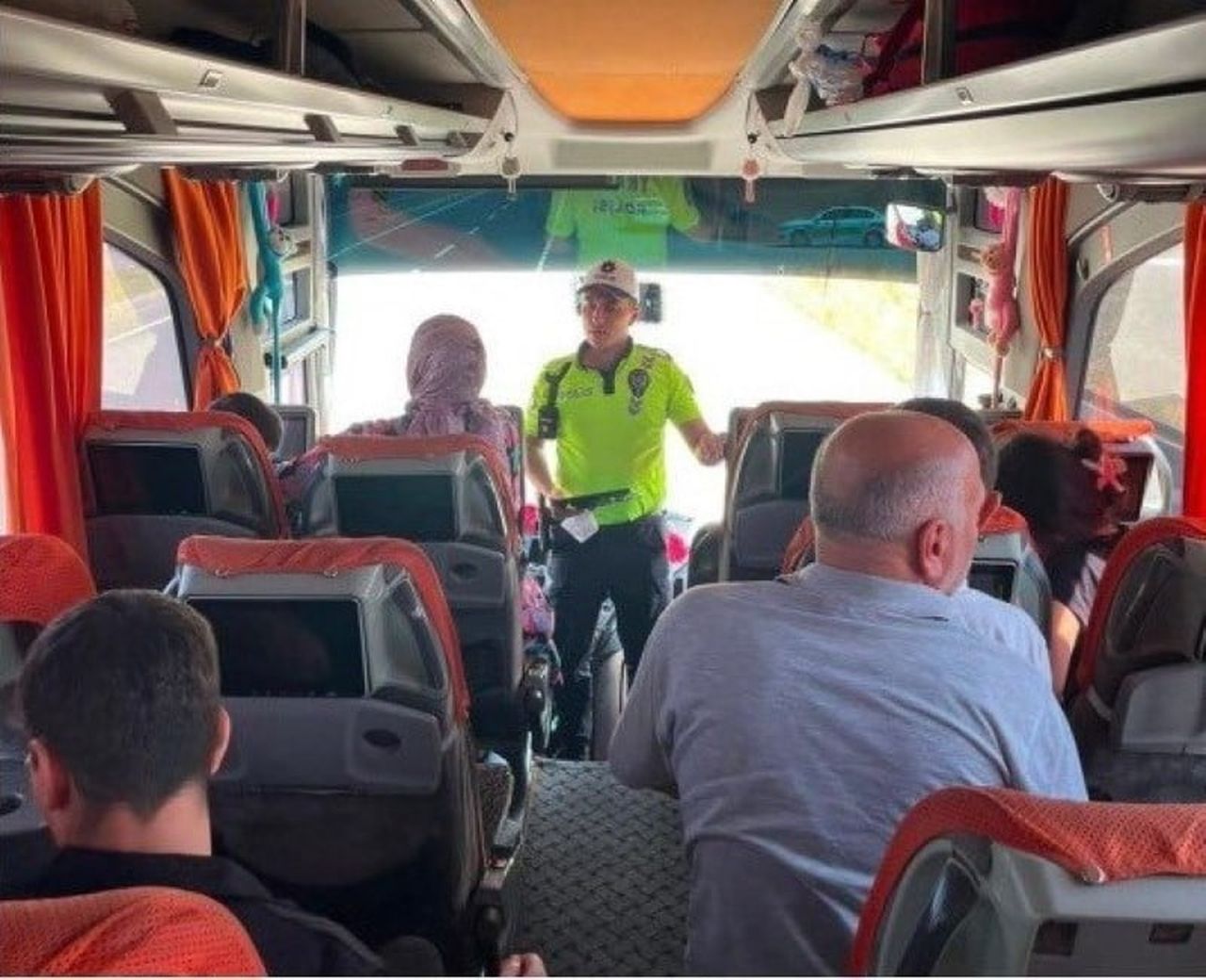 KARS’TA ŞEHİRLER ARASI YOLLARDA TRAFİK DENETİMLERİ SÜRÜYOR(KARS-İHA)