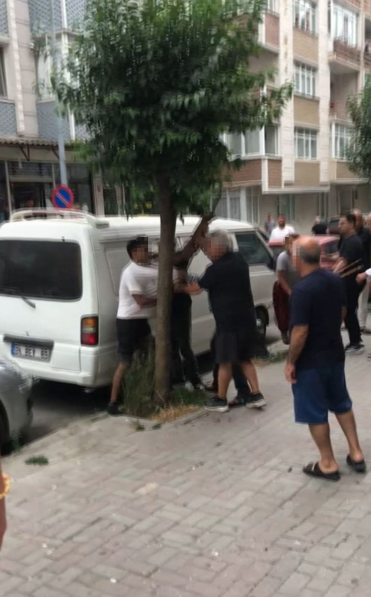 AVCILAR'DA KALDIRIMDA BULUNAN ÇAMAŞIR MAKİNESİNİ ÇALMAYA ÇALIŞAN ŞAHISLAR VE VATANDAŞLAR ARASINDA...