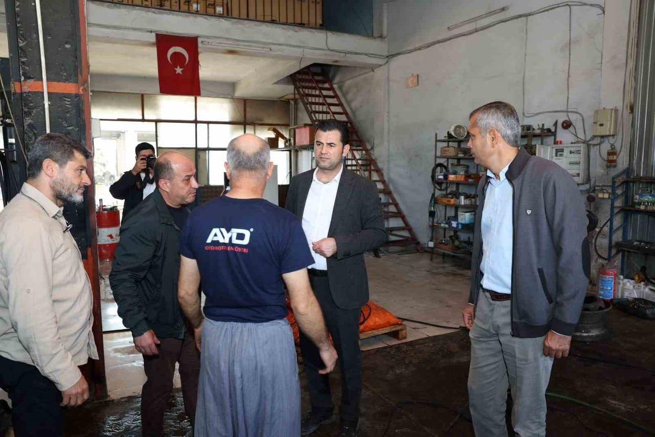 MERSİN’DE ETKİLİ OLAN SAĞANAK YAĞIŞ NEDENİYLE ZARAR GÖREN TIRMIL SANAYİ SİTESİNİ ZİYARET EDEN...