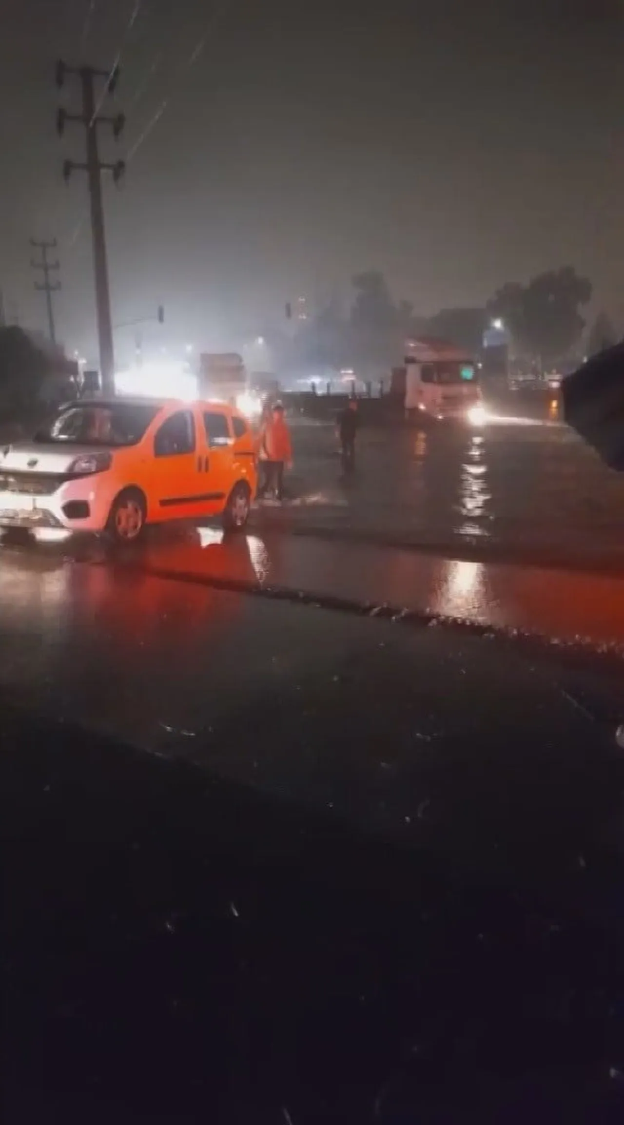 HATAY'IN DÖRTYOL VE PAYAS İLÇELERİNDE ETKİLİ OLAN SAĞANAK YAĞIŞLA BİRLİKTE YOLLAR VE CADDELER GÖLE...