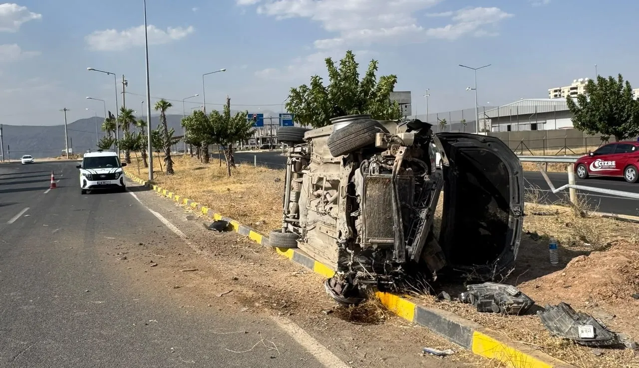 ŞIRNAK’IN CİZRE İLÇESİNDE KONTROLDEN ÇIKARAK REFÜJDEKİ ELEKTRİK DİREĞİNE ÇARPAN OTOMOBİL YAN...