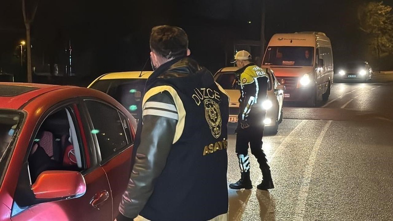 DÜZCE İL EMNİYET MÜDÜRLÜĞÜNÜ BAĞLI EKİPLER TARAFINDAN YAPILAN DENETİMLERDE 6 BİN 136 KİŞİ TEK TEK...