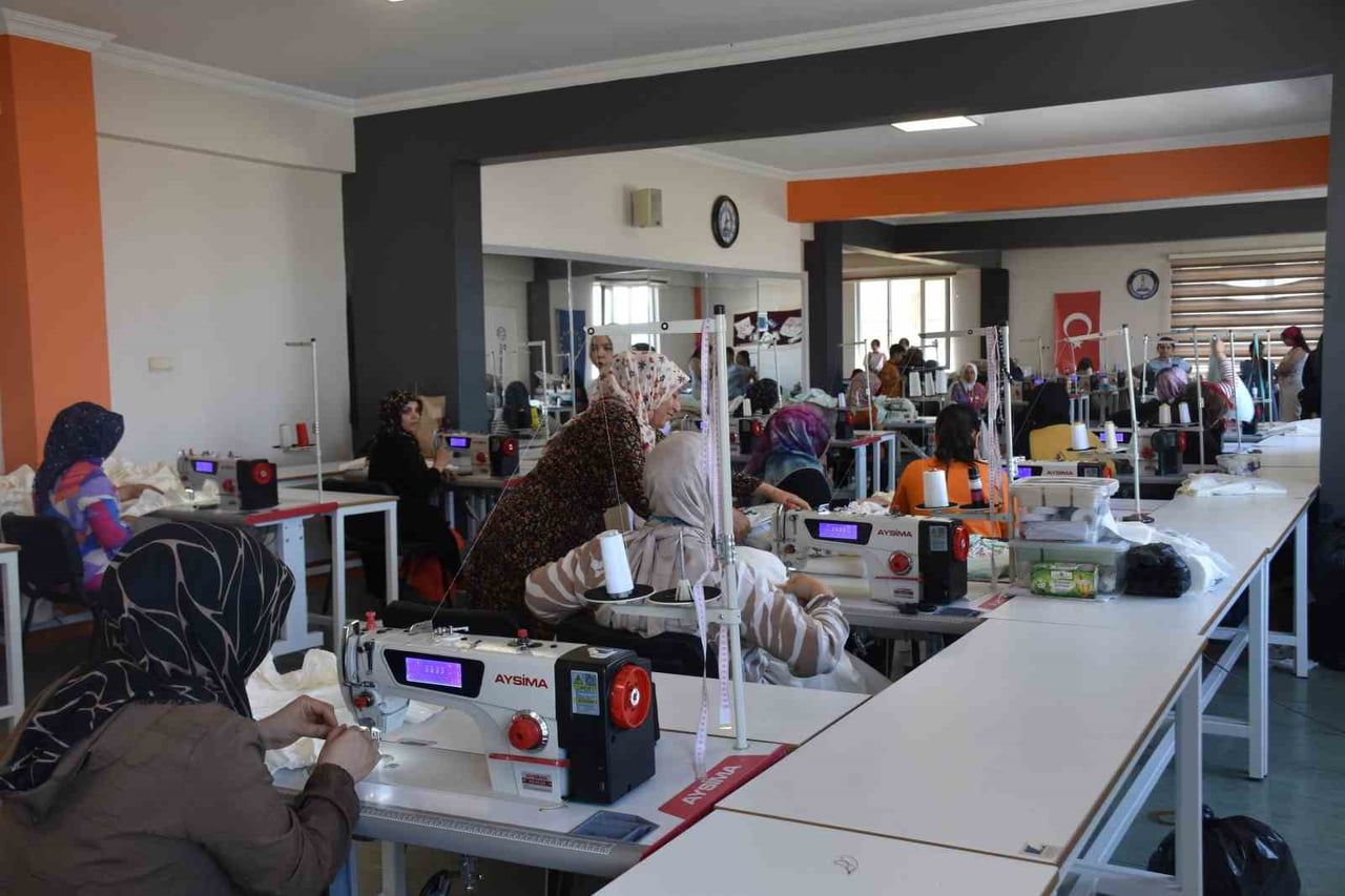 ŞAHİNBEY BELEDİYESİ’NE BAĞLI ŞEHİT TANER CİNPOLAT SOSYAL TESİSİ'NDE VERİLEN SERİ ÜRETİM TEKSTİL...