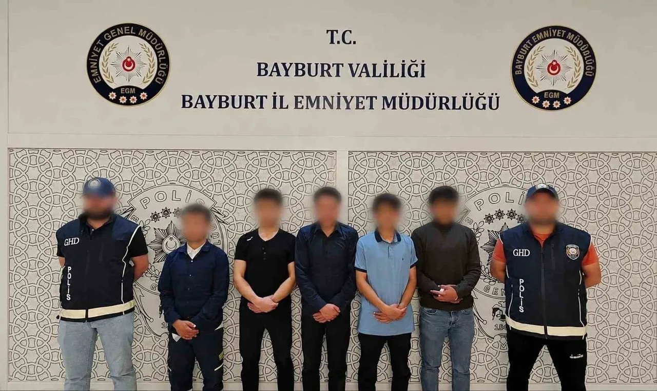 BAYBURT’TA 5 DÜZENSİZ GÖÇMEN YAKALANDI