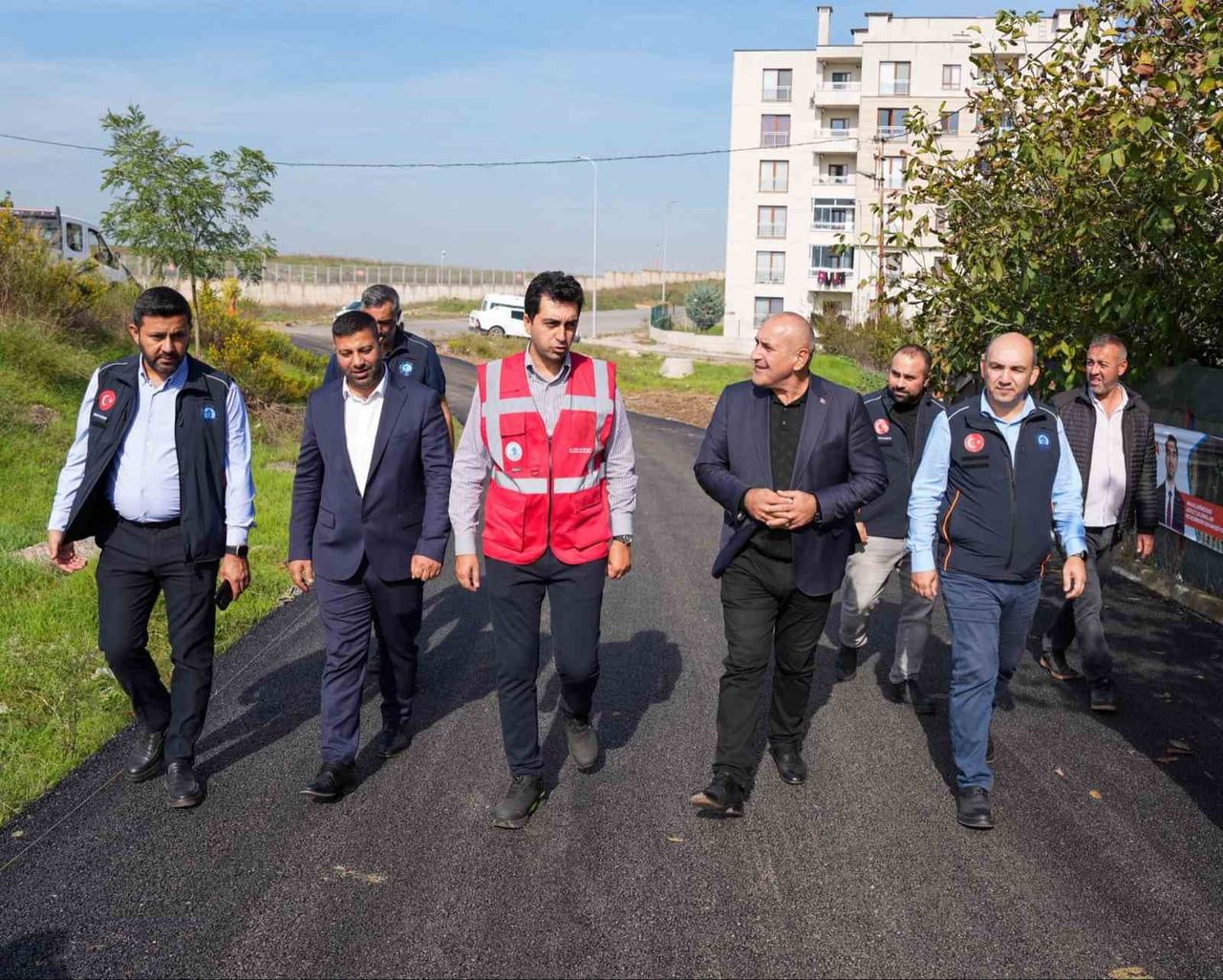 TUZLA BELEDİYE BAŞKANI AV. EREN ALİ BİNGÖL, DEVAM EDEN ÇALIŞMALAR KAPSAMINDA BÖLGE SAKİNLERİYLE...