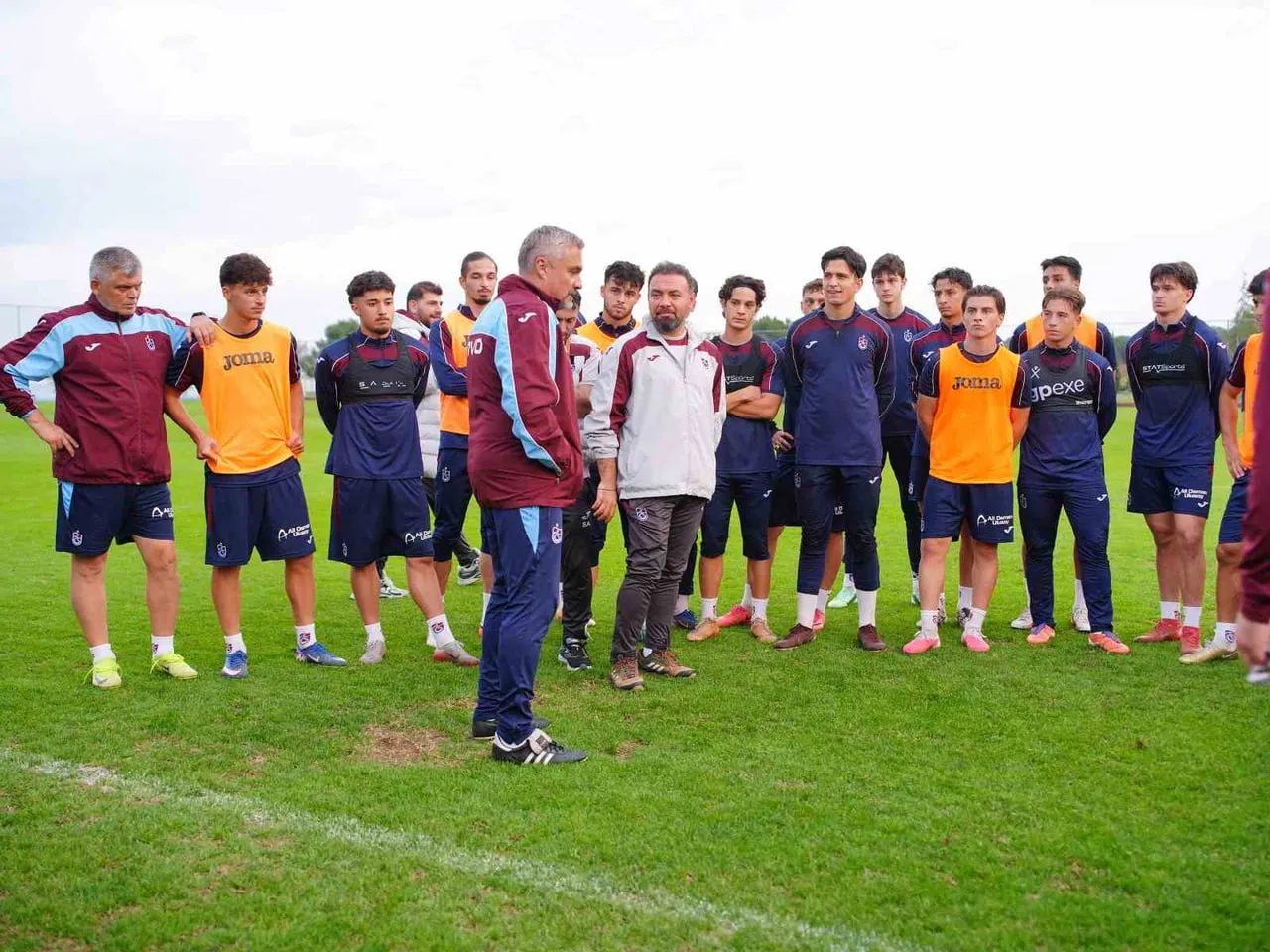 TRABZONSPOR TEKNİK DİREKTÖRÜ THOMAS REİS, BORDO-MAVİLİ TAKIMIN U19 EKİBİNİN ANTRENMANINI ZİYARET...