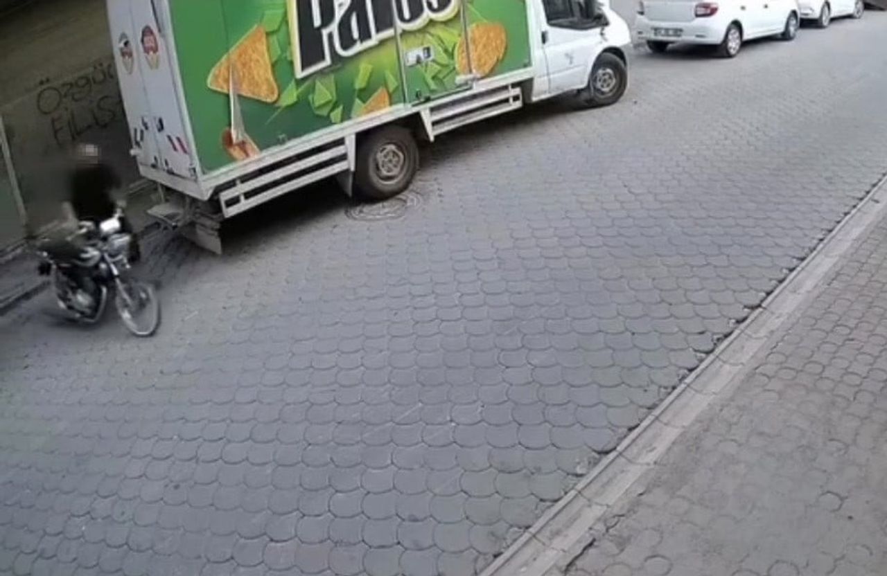 MARDİN'İN KIZILTEPE İLÇESİNDE PARK HALİNDEKİ MOTOSİKLET ÇALINDI. HIRSIZLIK ANI GÜVENLİK KAMERASINA...