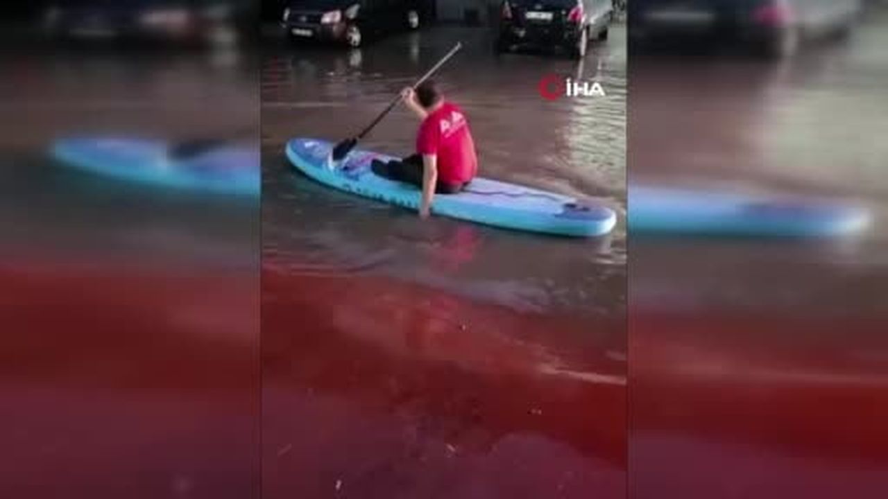 Sokaklar göle dönünce SUP ile gezintiye çıktı
