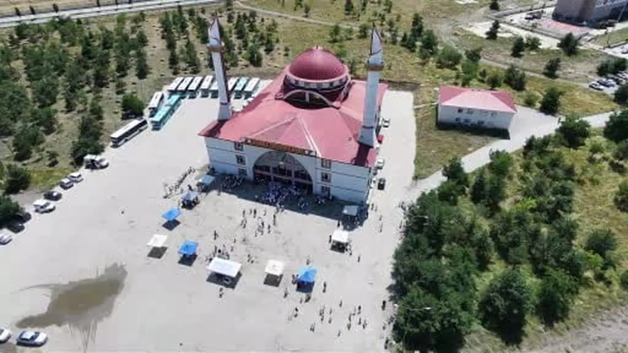 Erzurum’da yüzlerce öğrenci cami buluşmasında bir araya geldi