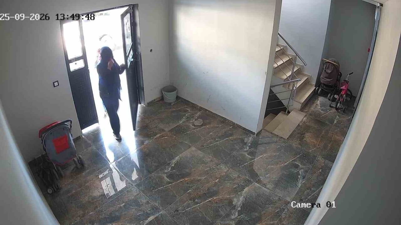 KİBARİYE S. ELİYLE YÜZÜNÜ KAPATARAK HIRSIZLIĞI GERÇEKLEŞTİĞİ APARTMANA GİRDİĞİ AN