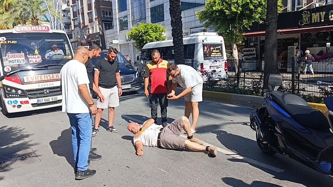 MANAVGAT İLÇESİNDE YAYALARA YOL VEREN MOTOSİKLETİ SON ANDA FARK EDEN MOTOSİKLET SÜRÜCÜSÜ FRENE...
