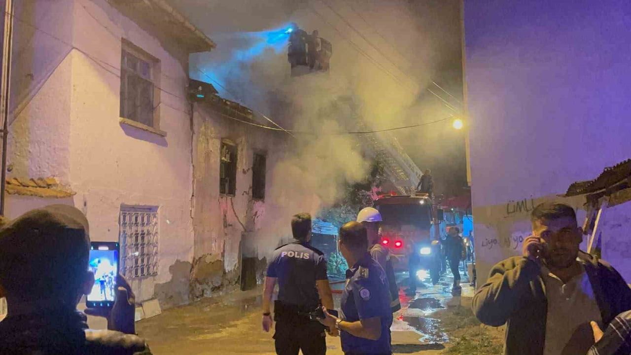 POLİS EKİPLERİ ÇEVREDE GÜVENLİK ÖNLEMİ ALIRKEN, YANGININ ÇIKIŞ SEBEBİ ARAŞTIRILIYOR.