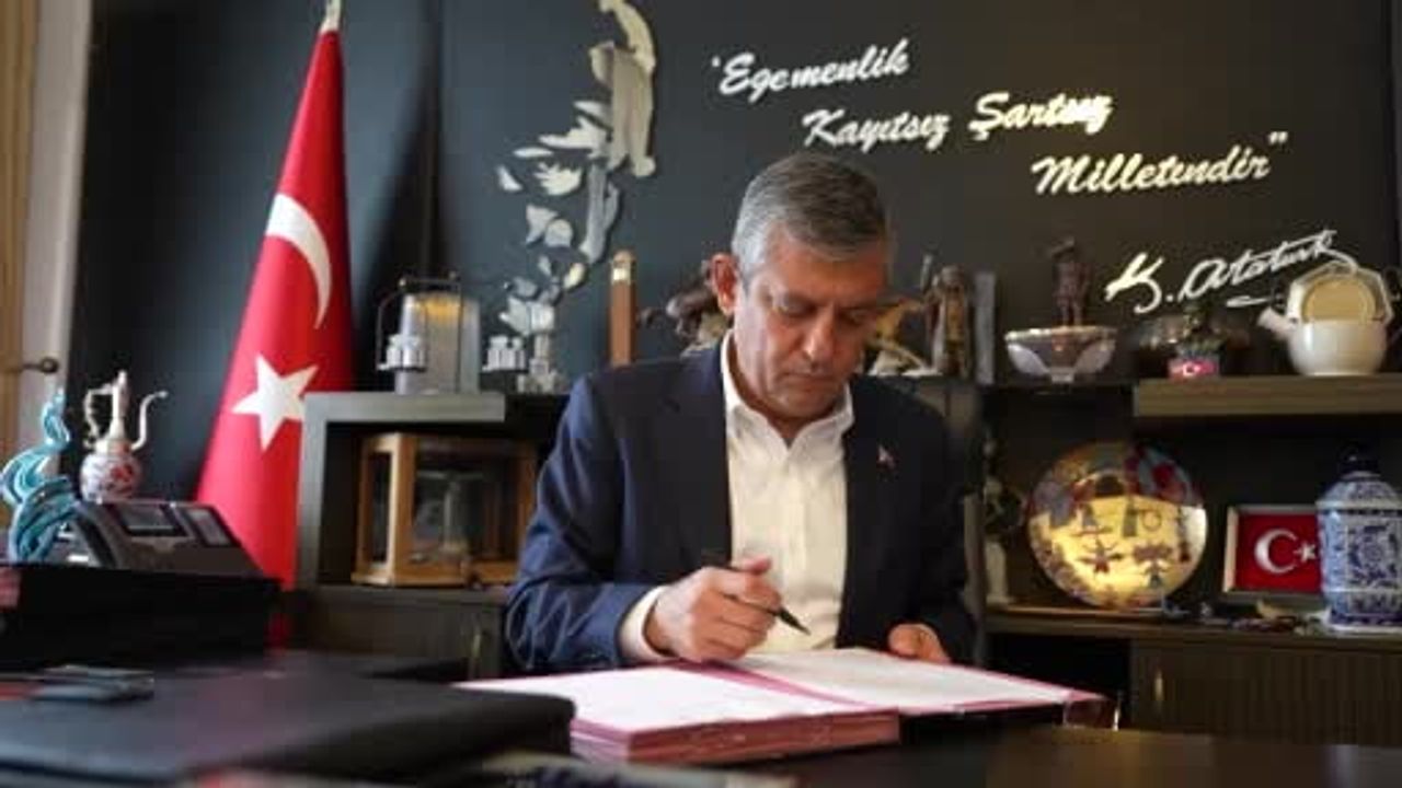 Özgür Özel, YENİ Parti’nin kuruluş evraklarını imzaladı