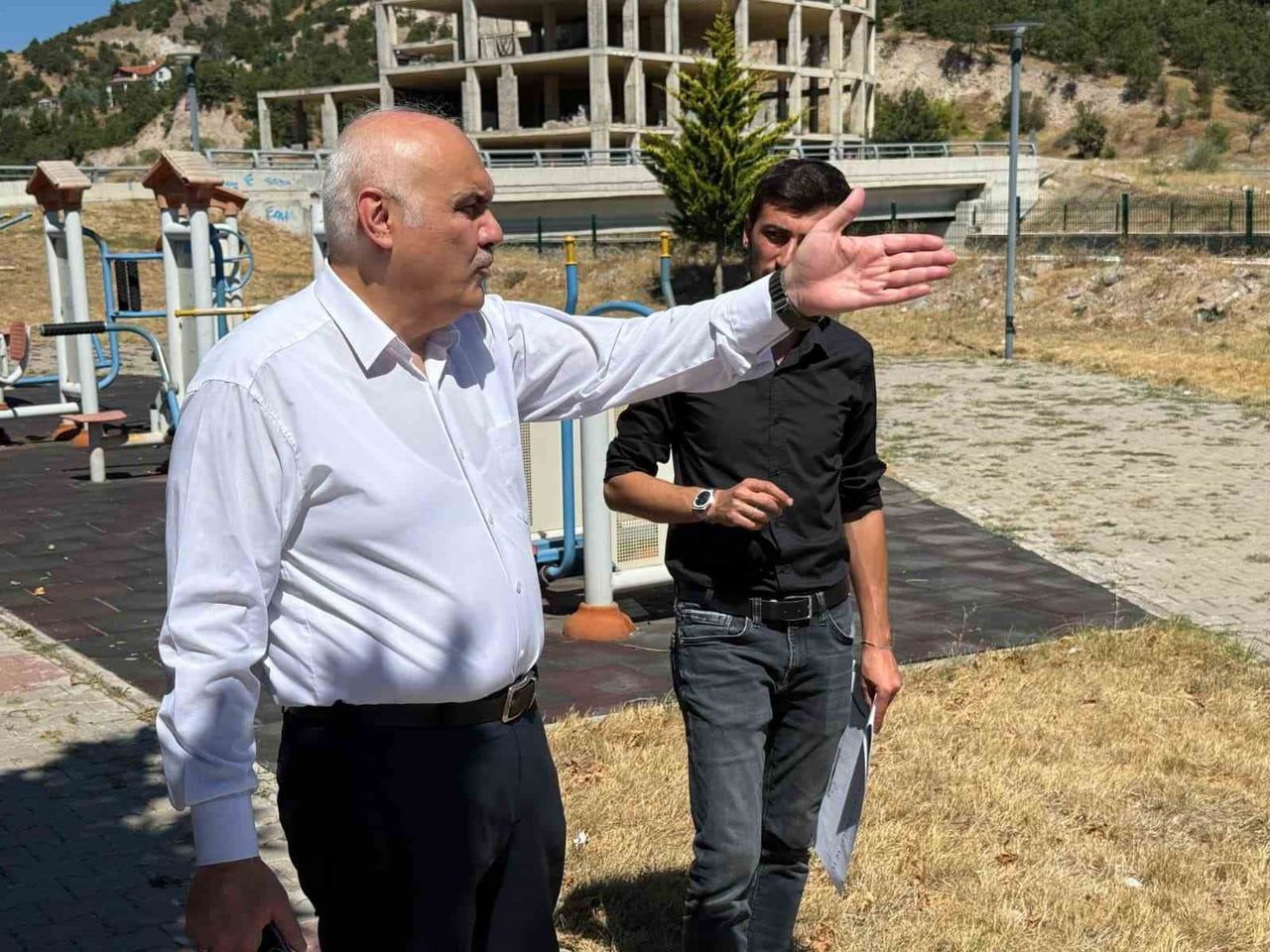 ÇALIŞMALAR ÖNCESİNDE SAHADA İNCELEMELERDE BULUNAN KIZILCAHAMAM BELEDİYE BAŞKANI SÜLEYMAN...