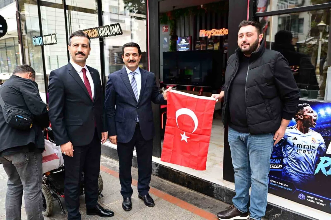 BAŞKAN TAŞKIN’DAN VATANDAŞLARA TÜRK BAYRAĞI HEDİYESİ